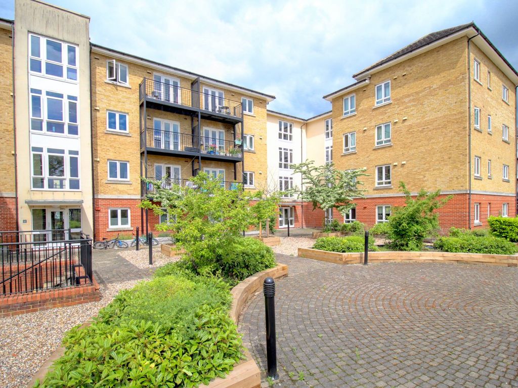 2 bed flat for sale in tadros court, high wycombe, buckinghamshire hp13