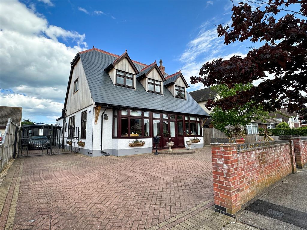 3 bed detached house for sale in Southcliff Park, ClactonOnSea CO15