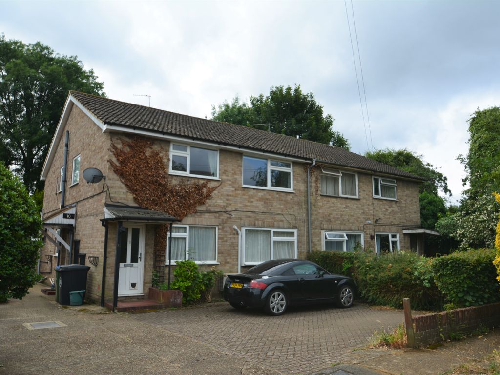 2 bed to rent in Felcott Close, Hersham, WaltonOnThames