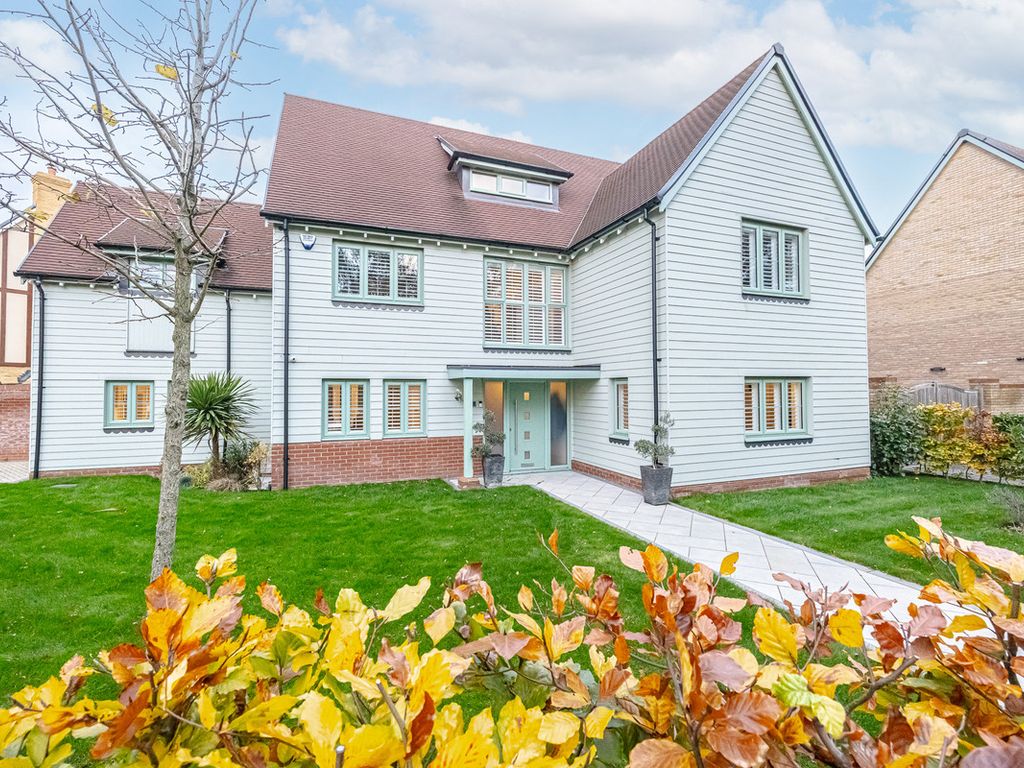 5 bed detached house for sale in Harold Close, Rochford SS4, £950,000
