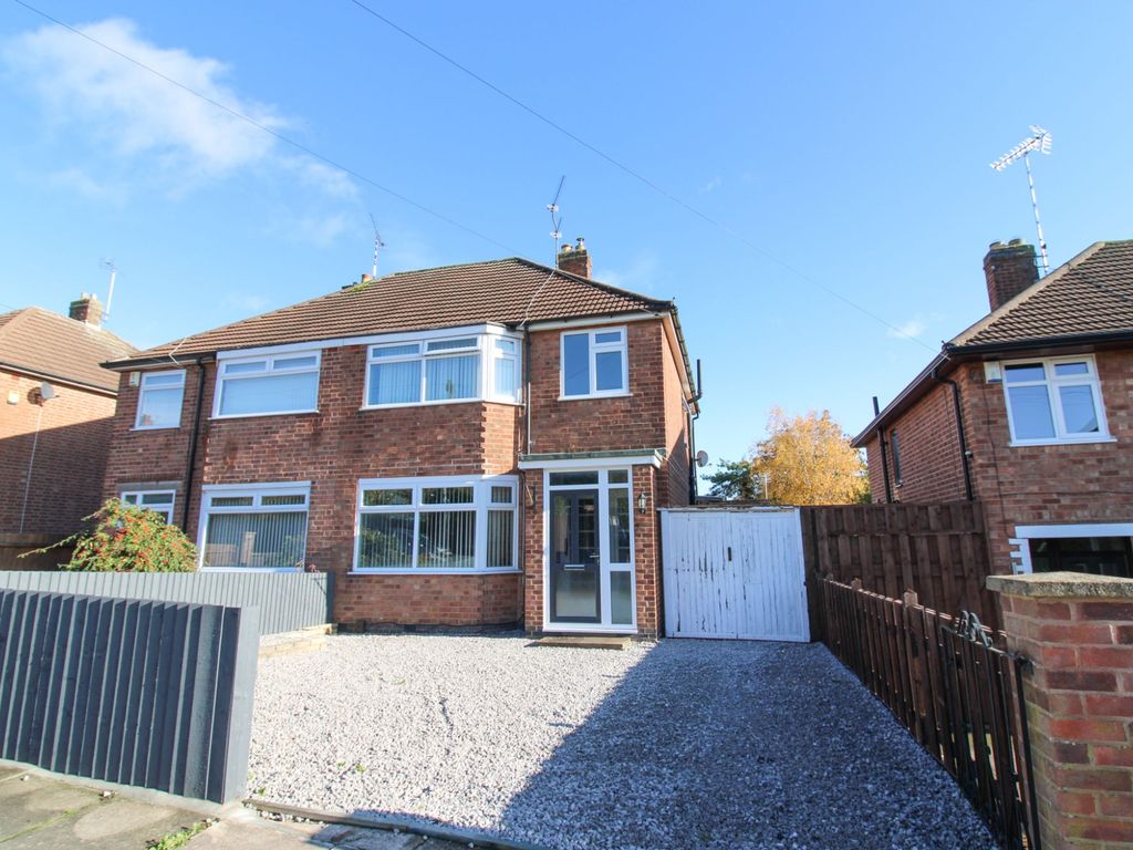 3 bed semidetached house to rent in Chestnut Avenue, Leicester LE5, £