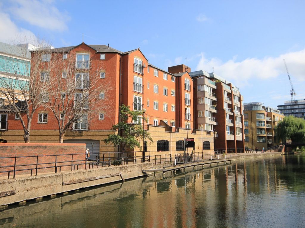2 bed flat to rent in Mayflower Court, Highbridge Wharf, Reading