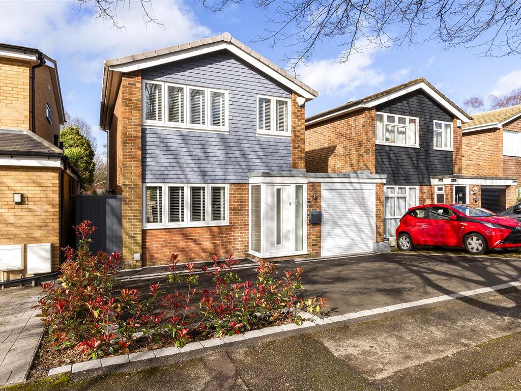 3 bed detached house for sale in High Beeches, Banstead SM7, £615,000