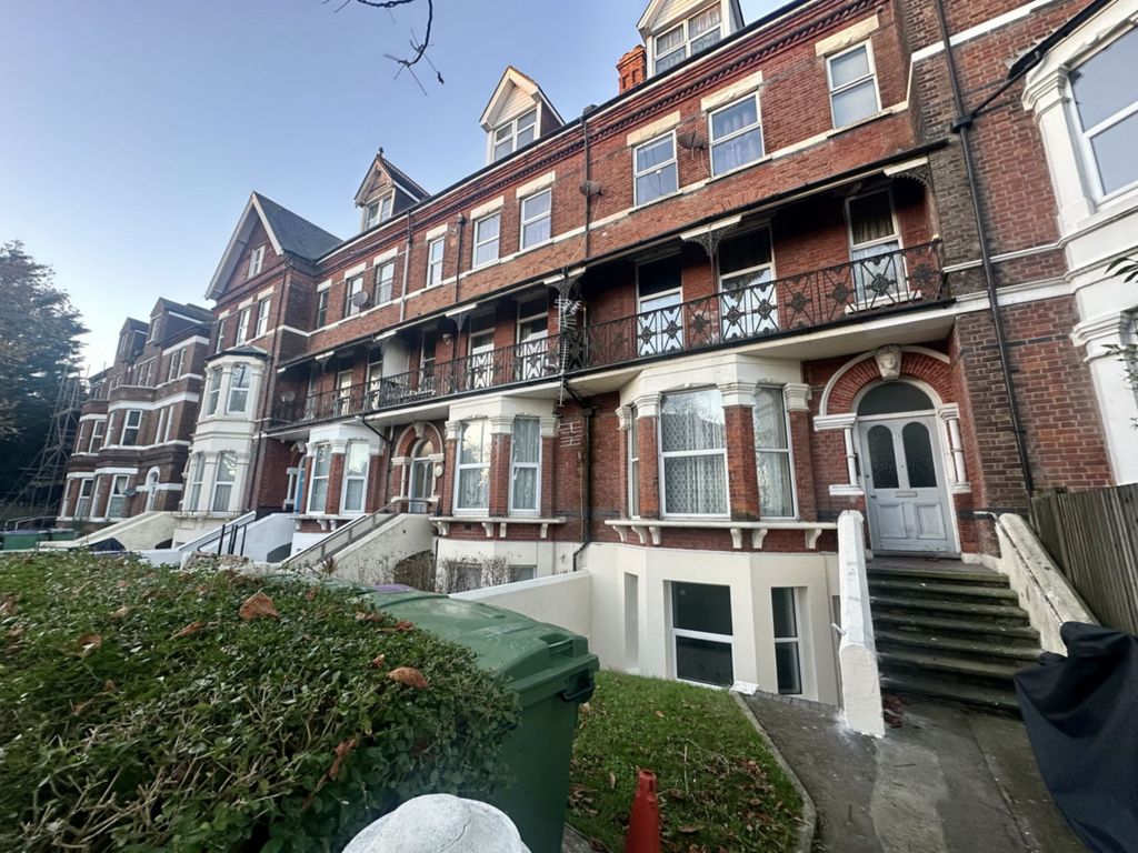 2 bed flat to rent in Shorncliffe Road, Folkestone CT20, £1,050 pcm