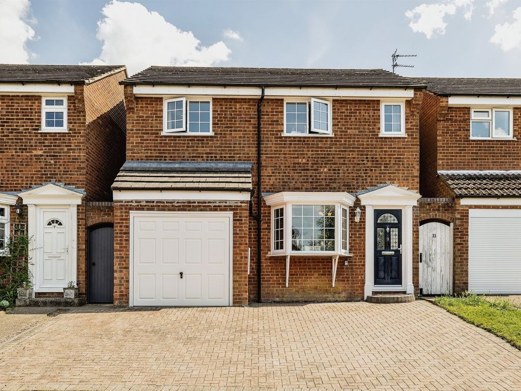 4 bed detached house for sale in Ashgrove, Steeple Claydon, Buckingham