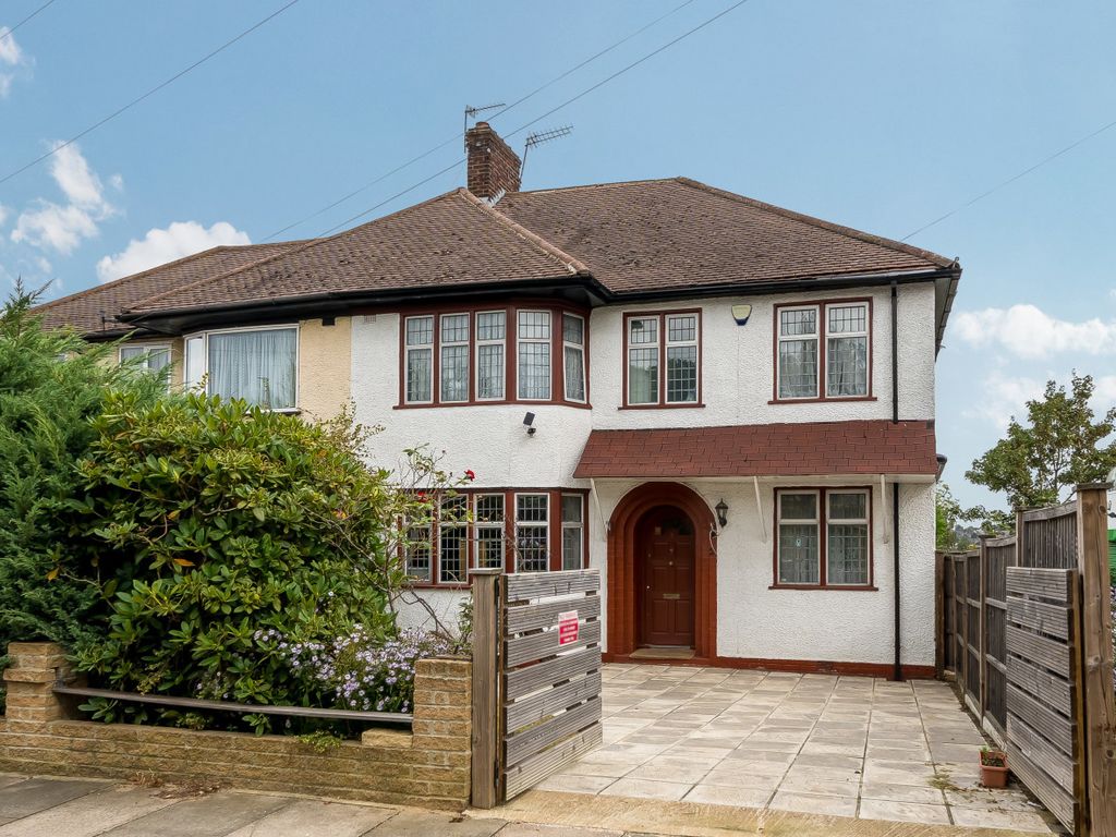 4 bed semidetached house for sale in Gallants Farm Road, East