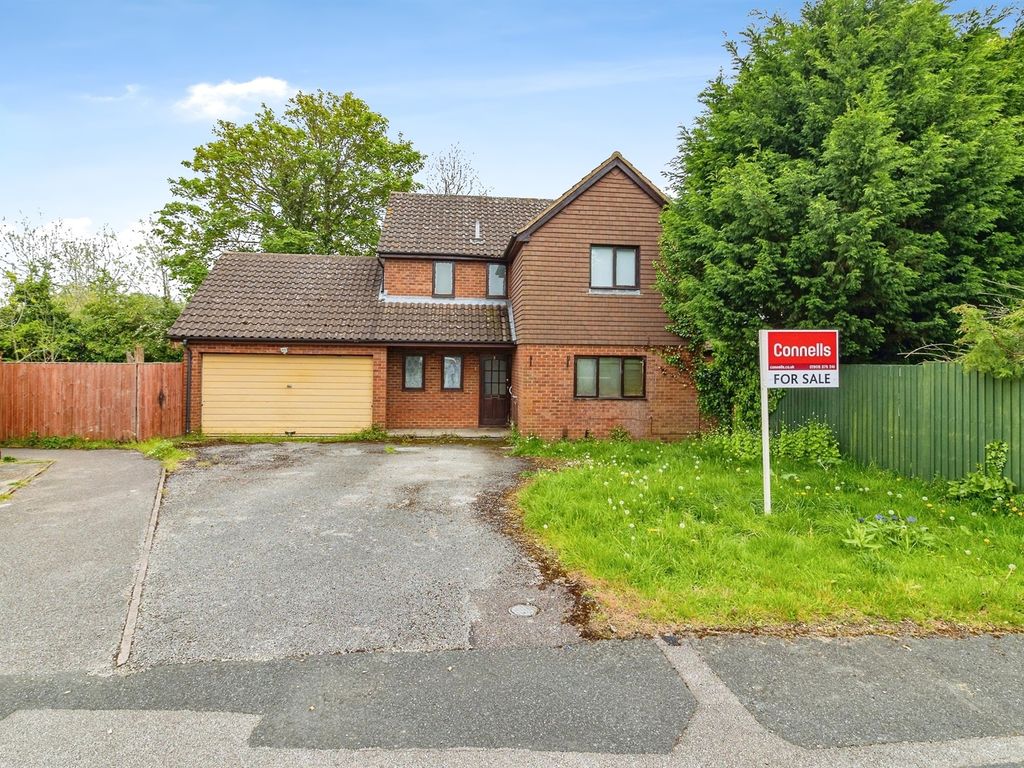4 bed detached house for sale in Bramber Close, Bletchley, Milton