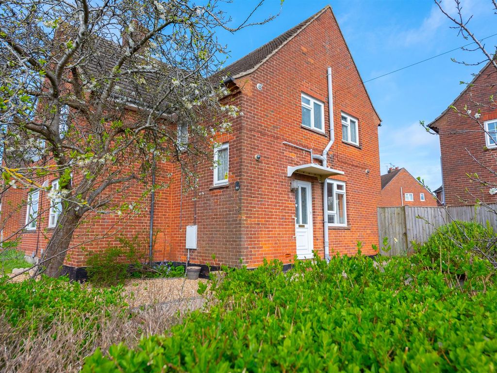 3 bed semidetached house for sale in Kingsclere Road, Basingstoke RG21