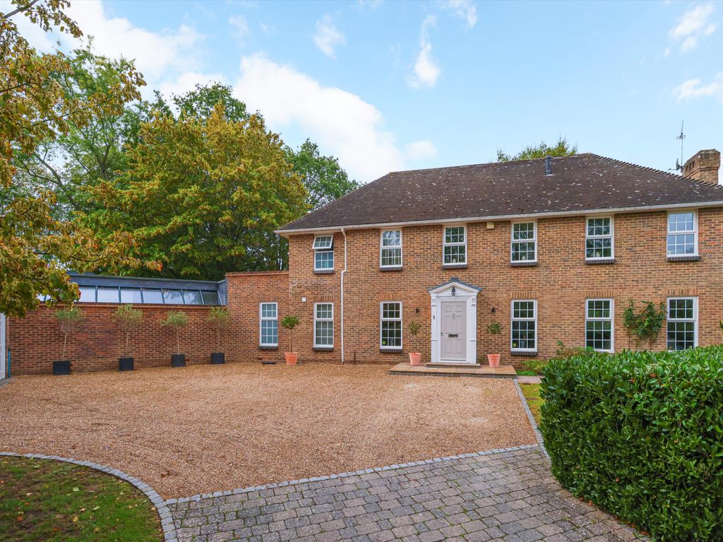 5 bed detached house to rent in Burleigh Park, Cobham, Surrey KT11, £