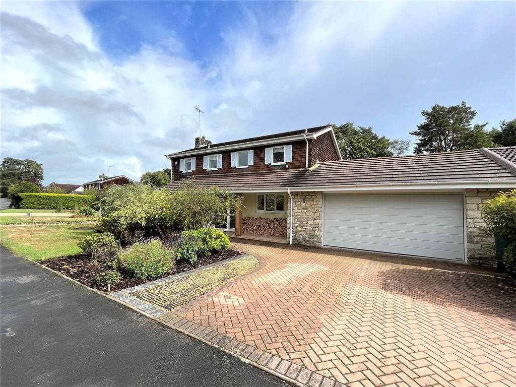 4 bed linkdetached house for sale in Grosvenor Close, Ashley Heath