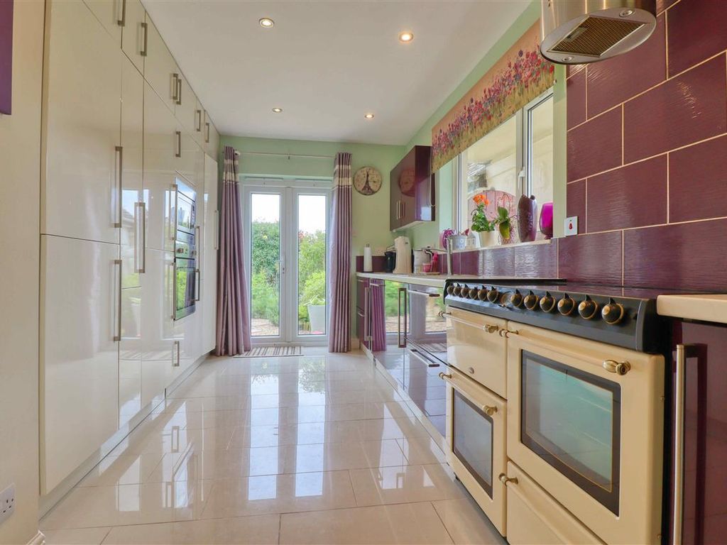 5 bed property for sale in Third Avenue, ClactonOnSea CO15, £525,000