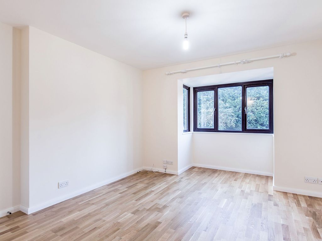 1 bed flat to rent in Bushey Grove Road, Bushey WD23, £1,175 pcm Zoopla