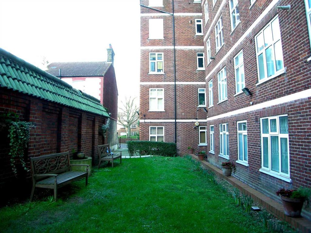 1 bed flat to rent in Brixton Hill, London SW2, £1,600 pcm Zoopla