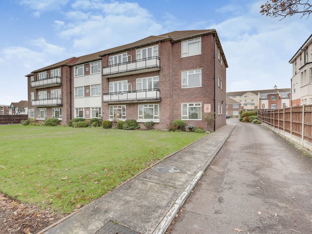2 bed flat for sale in Imperial Avenue, WestcliffOnSea SS0 Zoopla