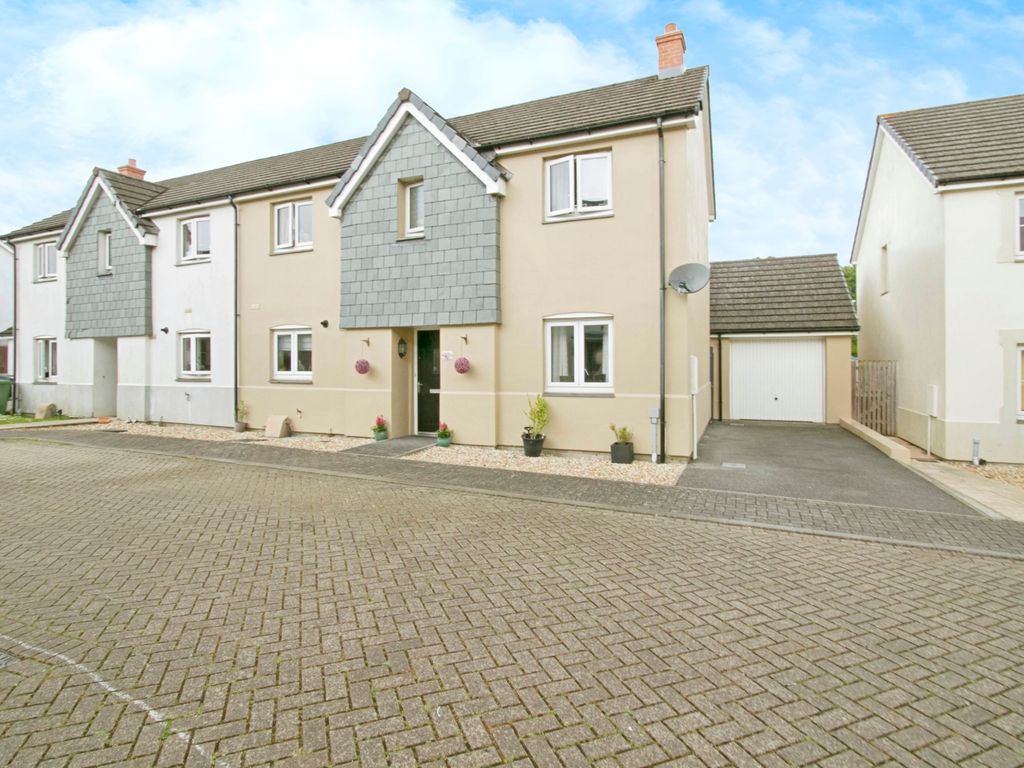 3 bed end terrace house for sale in Rosevine Way, Camborne, Cornwall