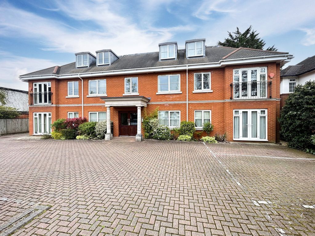 2 bed flat for sale in Sandford Court, Reading Road, Winnersh