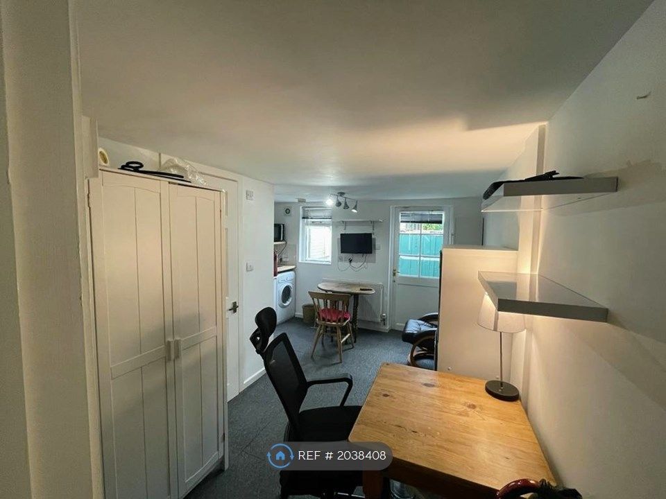 Room to rent in Victoria Street, Egham TW20, £850 pcm Zoopla