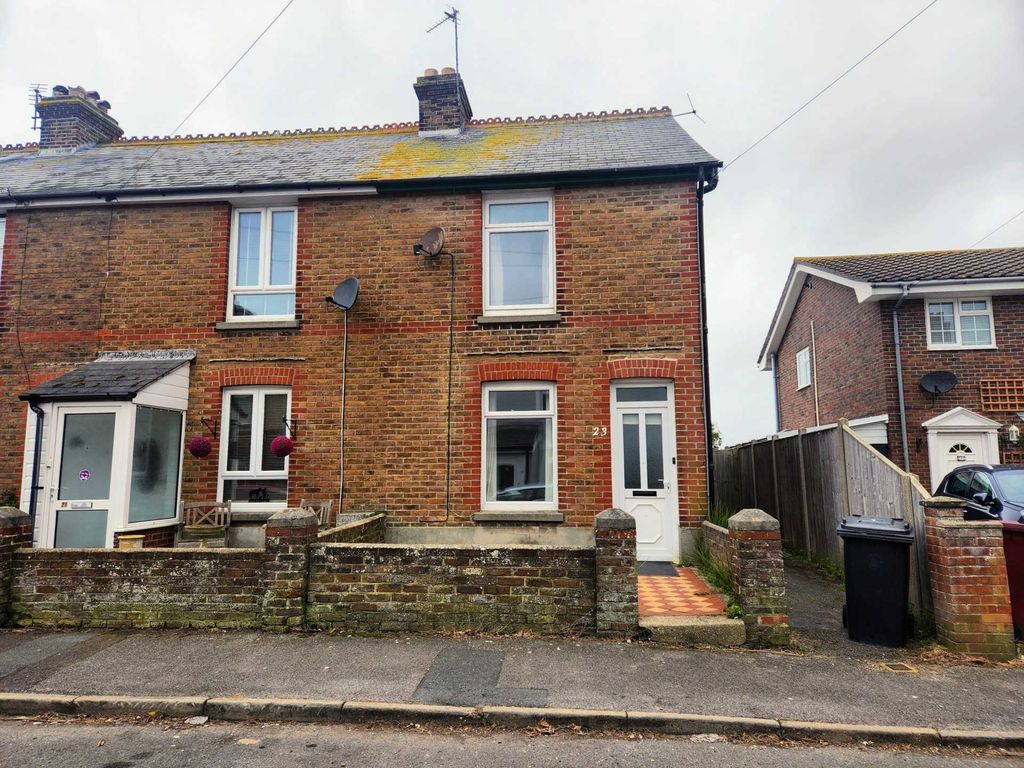 2 bed semidetached house to rent in North Road, Selsey, Chichester