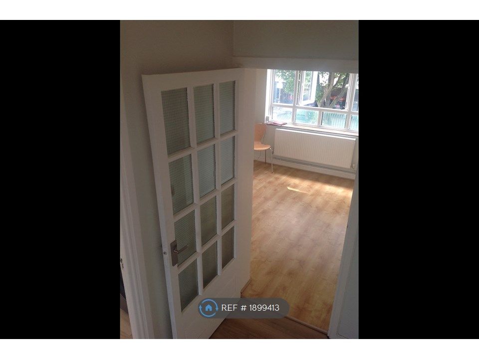 3 bed to rent in Pangbourne Court, Tooting SW17, £1,680 pcm