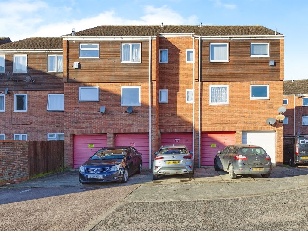 1 bed flat for sale in Rochfords Gardens, Slough SL2, £225,000 Zoopla