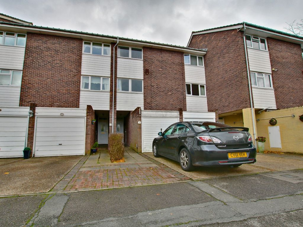 3 bed town house to rent in Invicta Close, Chislehurst BR7, £1,950 pcm