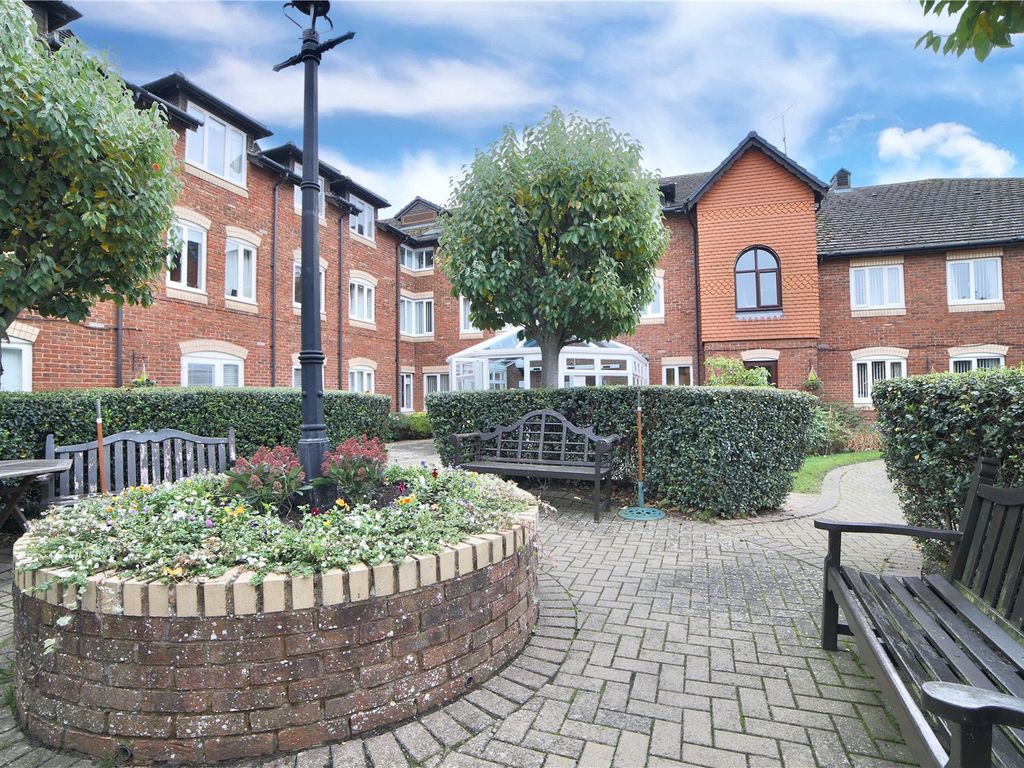 1 bed flat for sale in Laburnum Court, Millstream Way, Leighton Buzzard