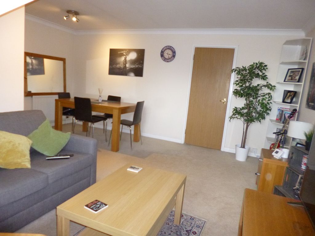 1 bed flat to rent in Siskin Close, Bushey WD23, £1,150 pcm Zoopla