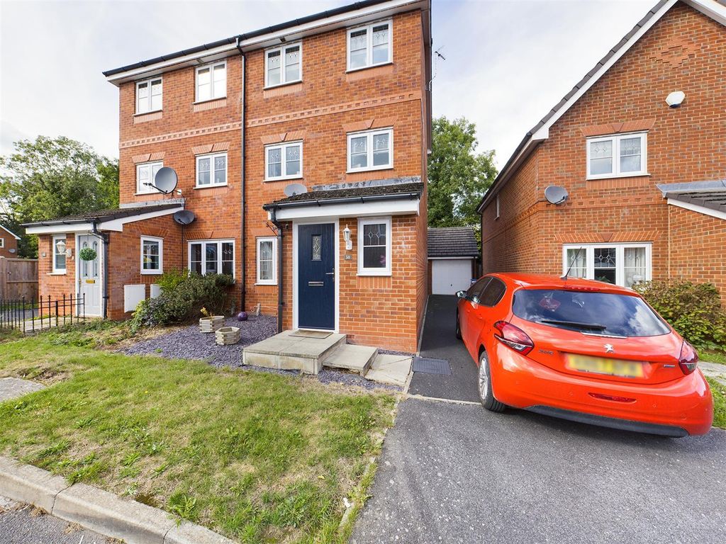 4 bed semidetached house for sale in Alyn Road, Gwersyllt, Wrexham