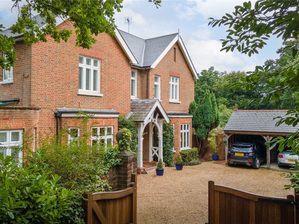 3 bed detached house for sale in Crookham Road, Fleet, Hampshire GU51