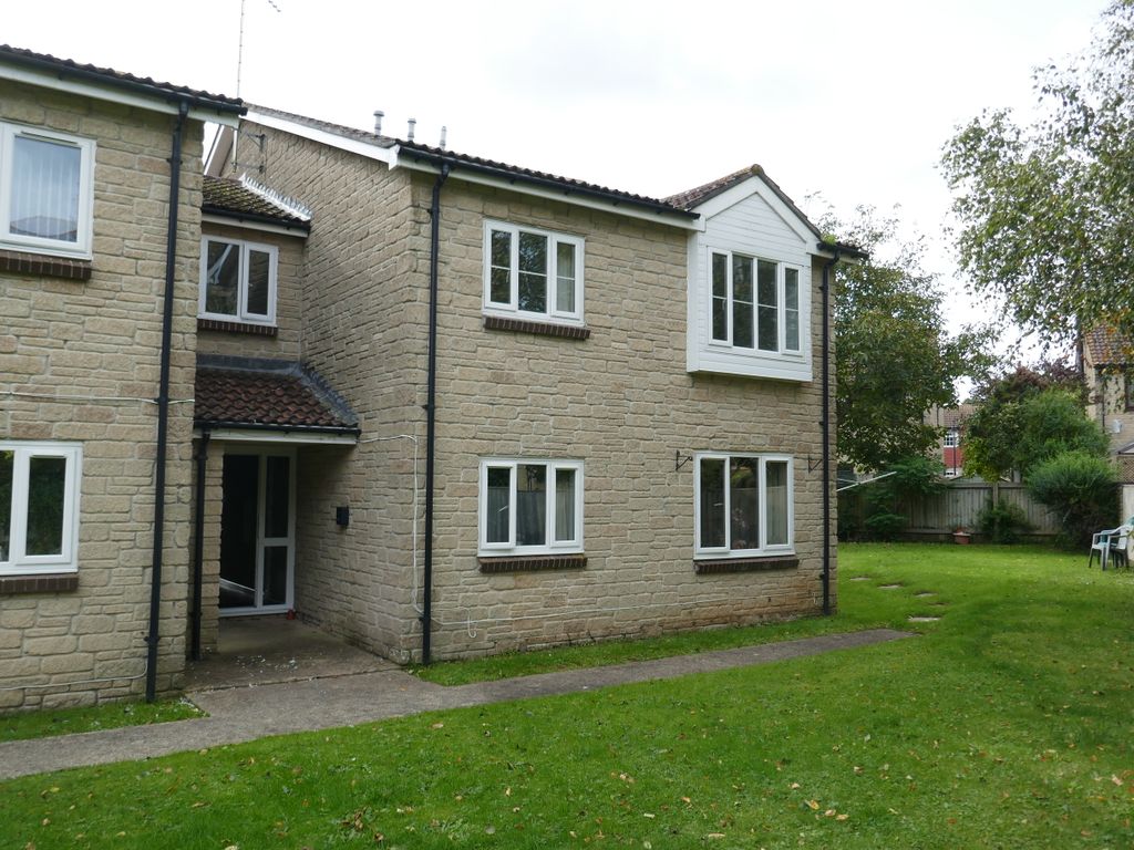 1 bed flat to rent in Sutton Grange, Yeovil BA21, £695 pcm Zoopla