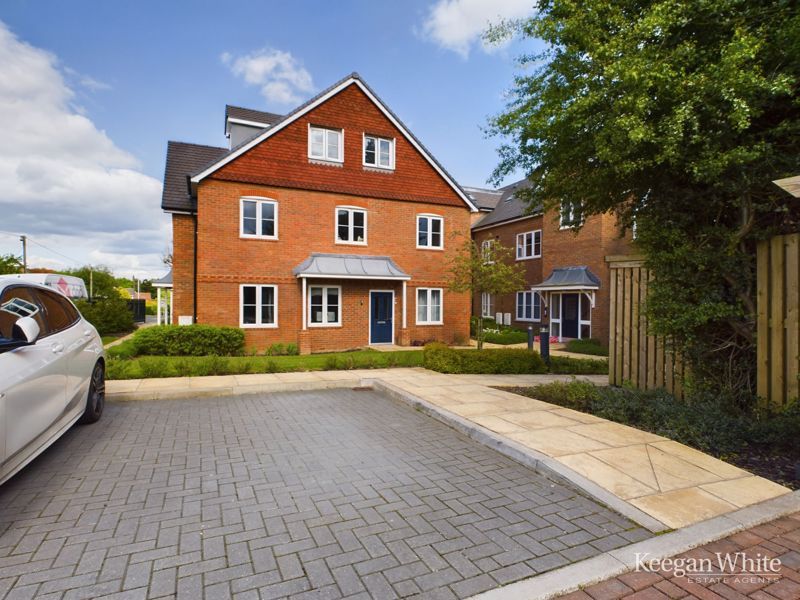 2 bed flat for sale in Amersham Road, Hazlemere, High HP15, £