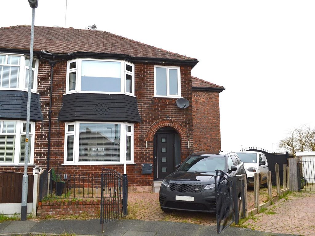 3 bed semidetached house for sale in Halsey Close, Chadderton, Oldham