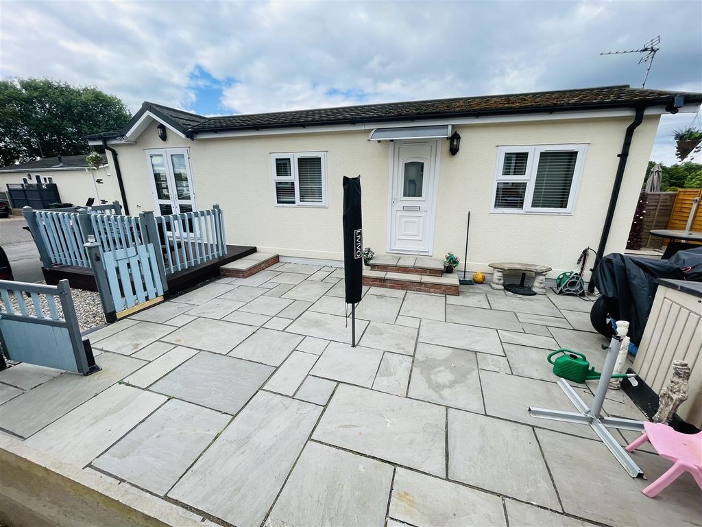 1 bed mobile/park home for sale in Miners Walk, Wood End, Atherstone