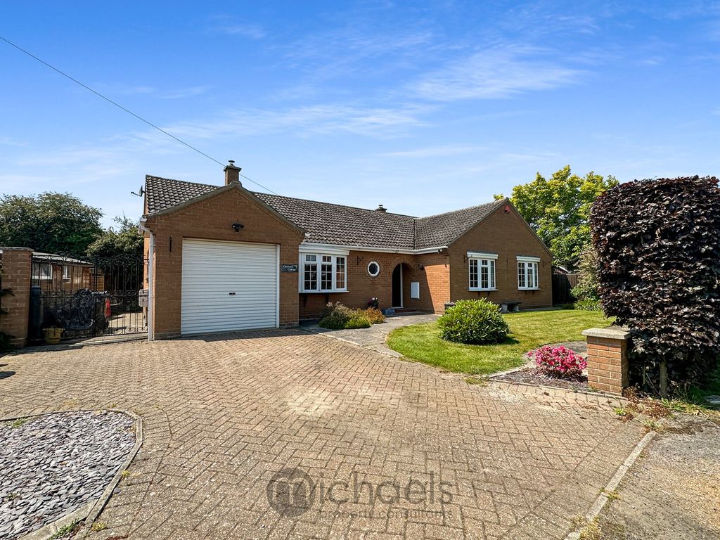 3 bed detached bungalow for sale in Windmill Road, Bradfield