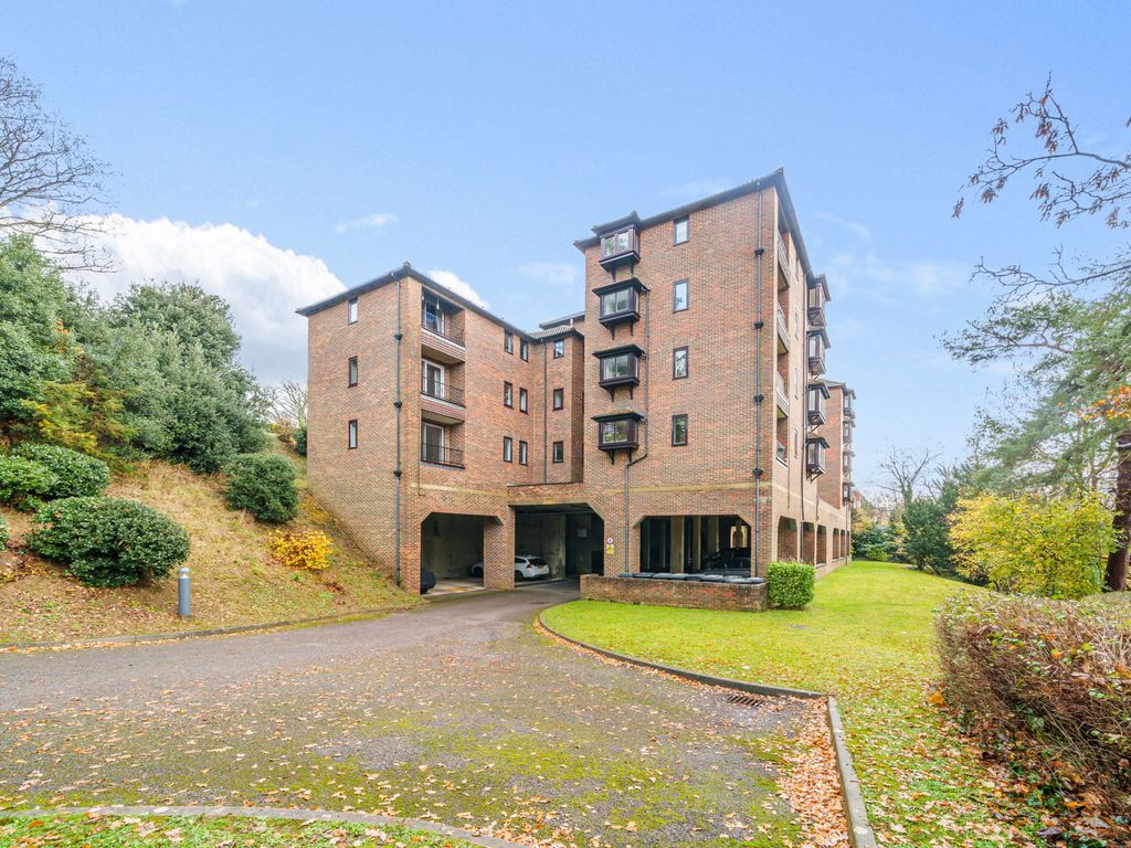 2 bed flat for sale in Twycross Road, Godalming GU7, £315,000 Zoopla
