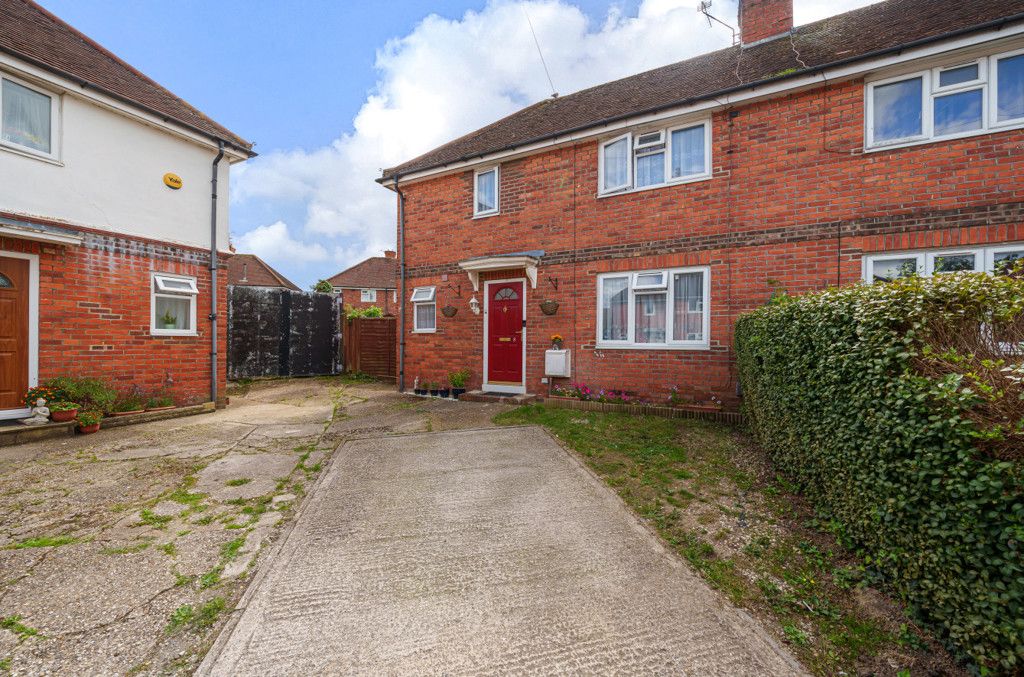 3 bed semidetached house for sale in Stratton Gardens, Reading