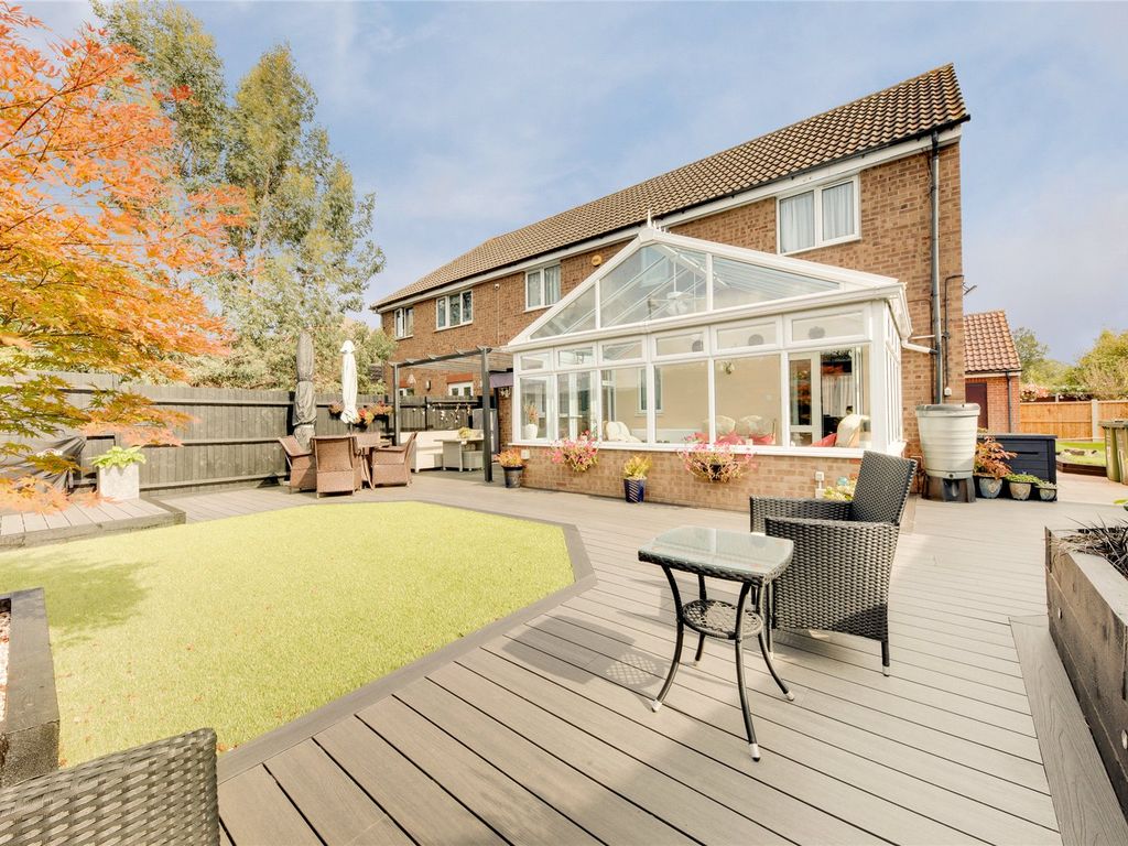 3 bed end terrace house for sale in Vicarage Close, Laindon, Basildon