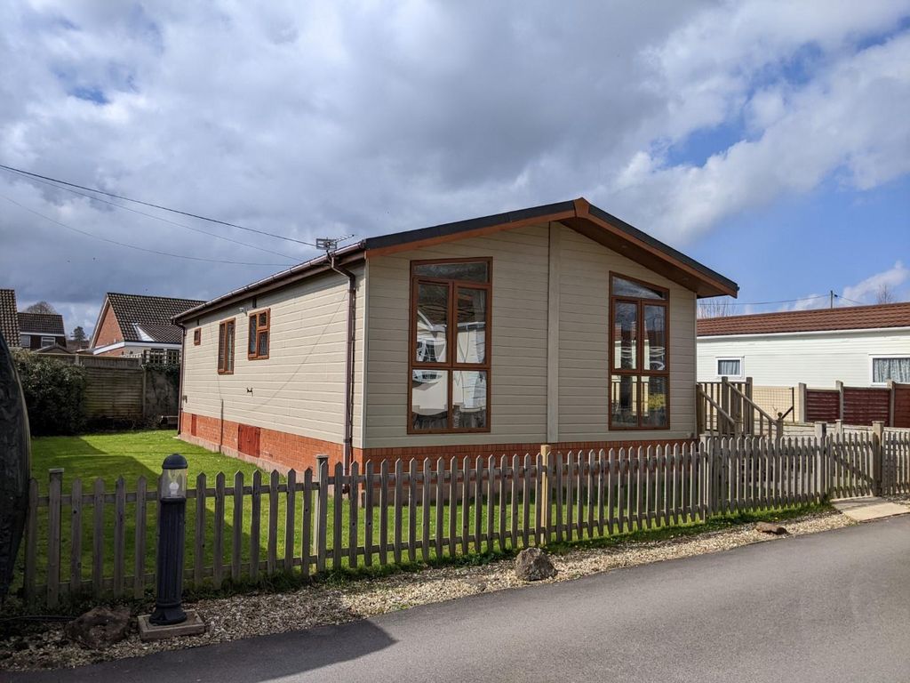 2 bed mobile/park home for sale in East Street, Cannington, Bridgwater