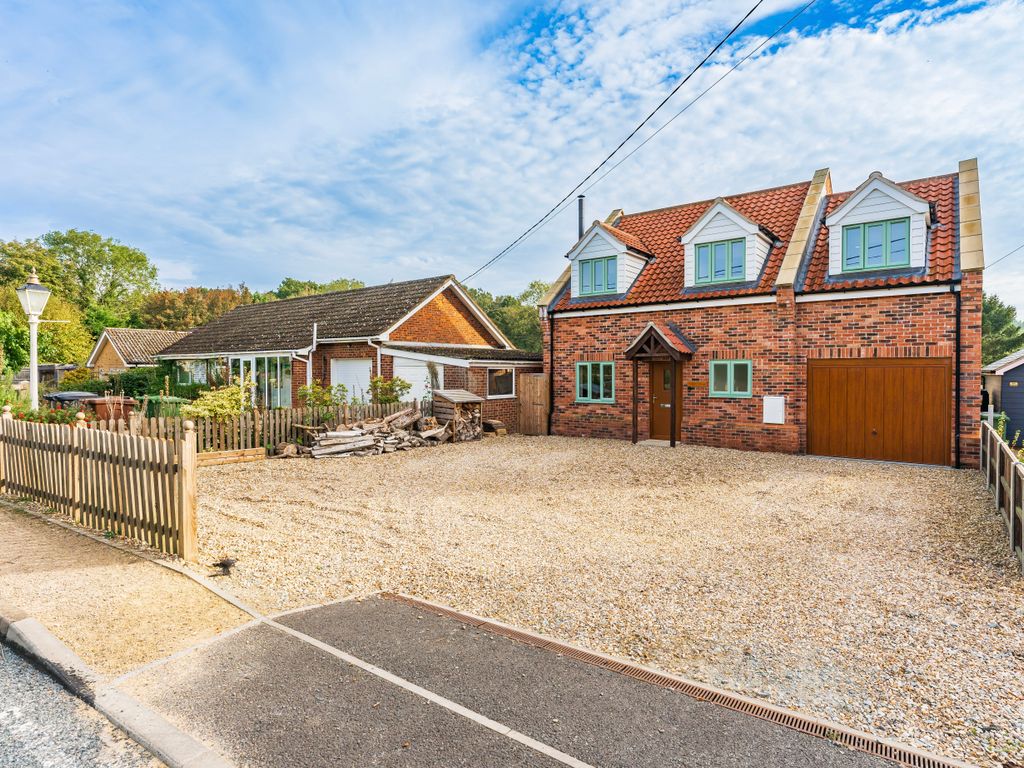 4 bed detached house for sale in Fakenham Road, East Bilney, Dereham
