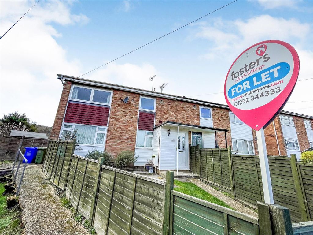 2 bed flat to rent in Legge Crescent, Aldershot GU11, £1,200 pcm Zoopla