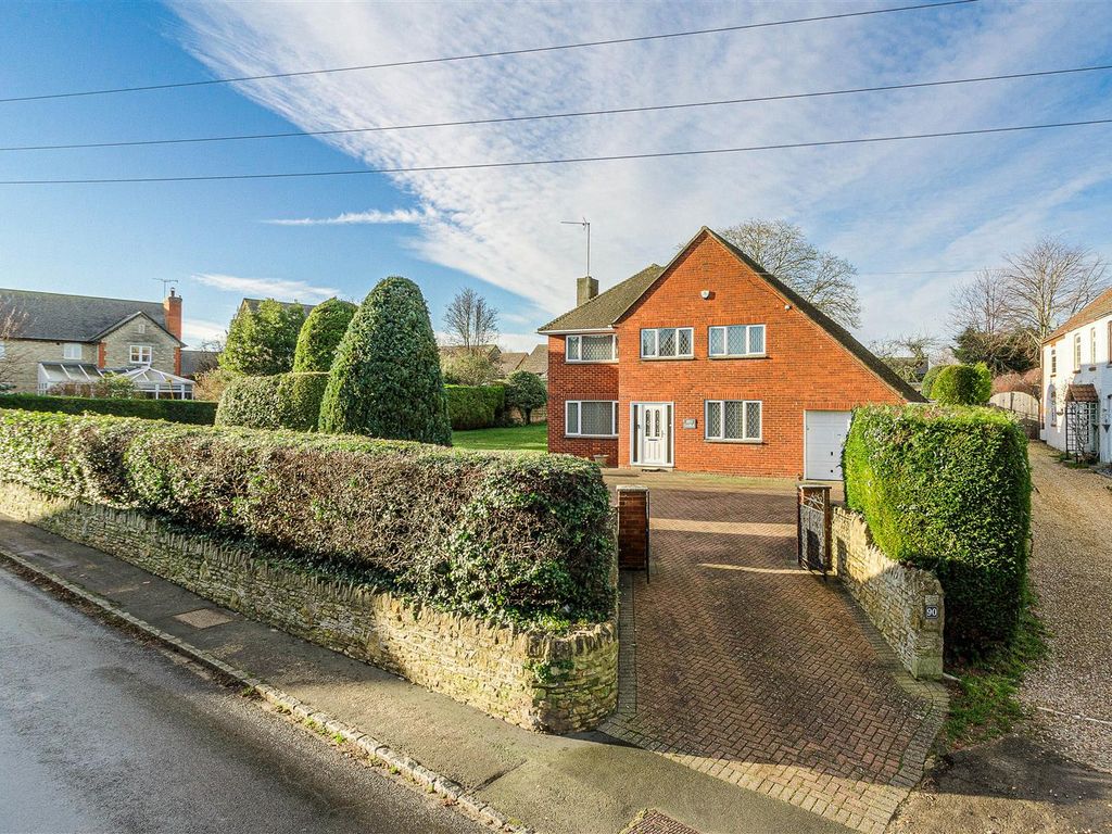 4 bed detached house for sale in London Road, Bozeat, Wellingborough