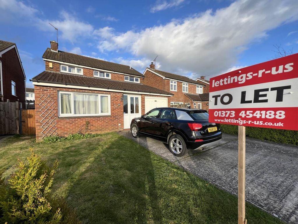 5 bed detached house to rent in Ash Drive, North Bradley, Trowbridge