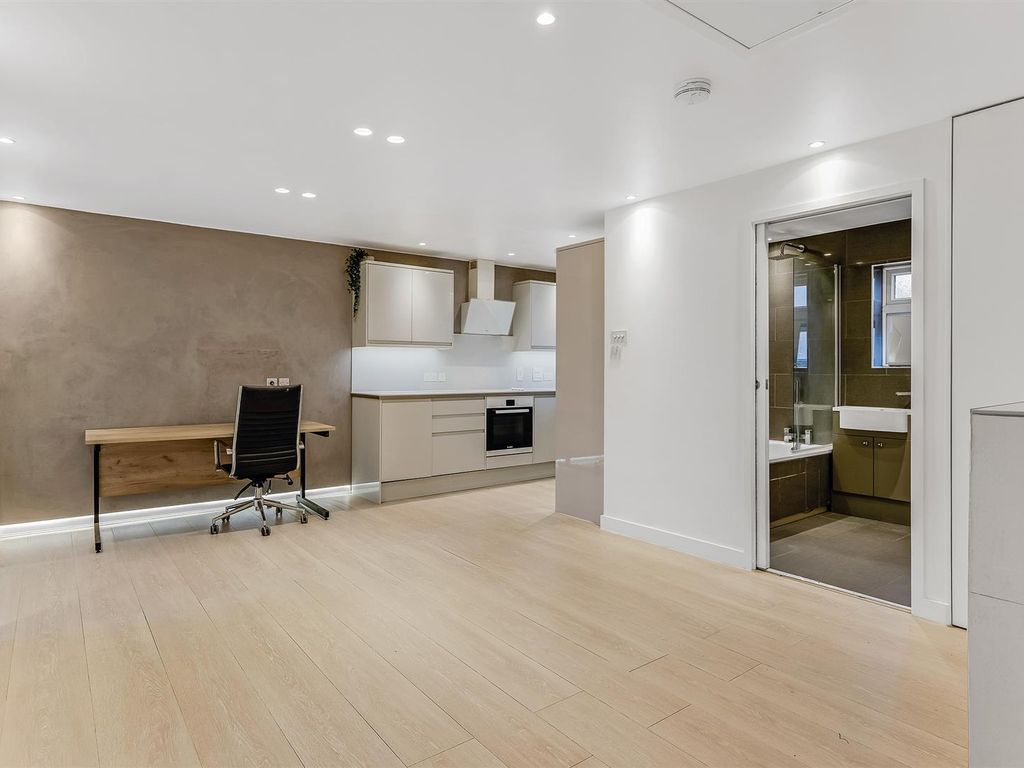 2 bed flat for sale in Retingham Way, Chingford E4 Zoopla