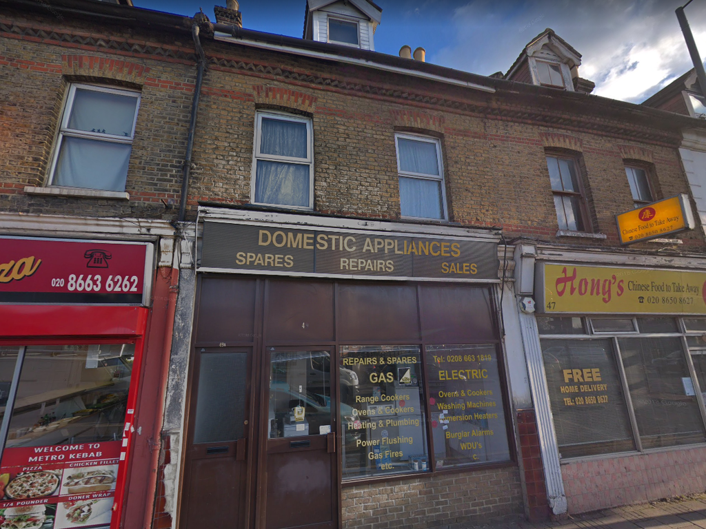 3 bed terraced house to rent in Croydon Road, Beckenham, Kent BR3, £