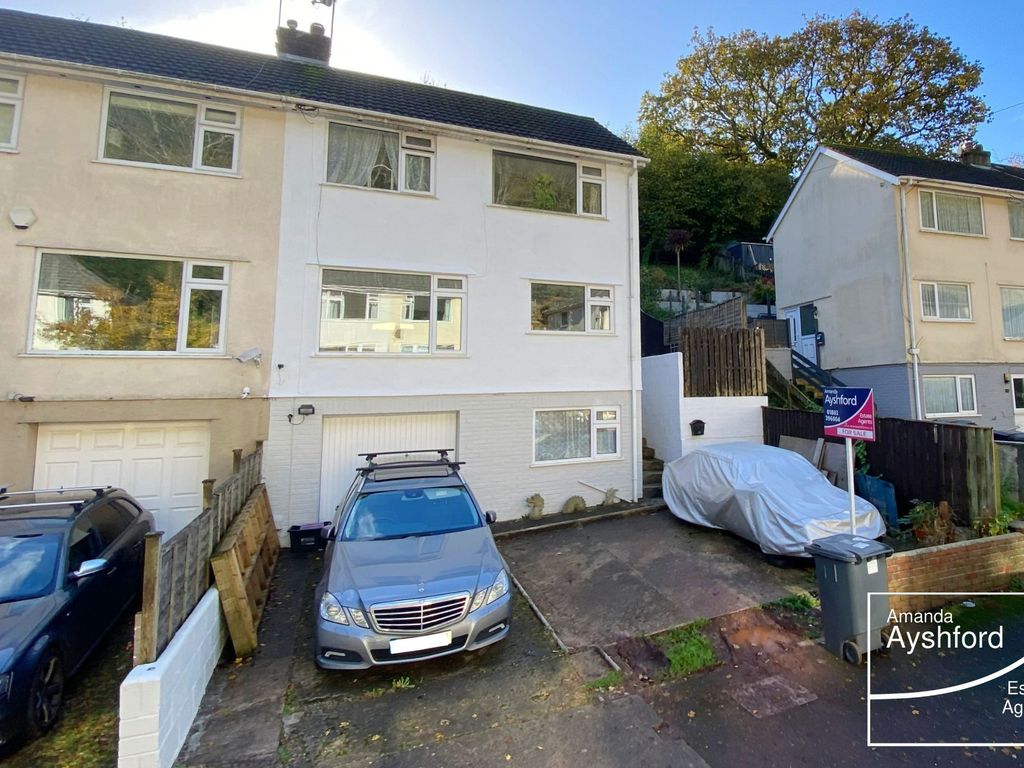 4 bed semidetached house for sale in Valley Road, Preston