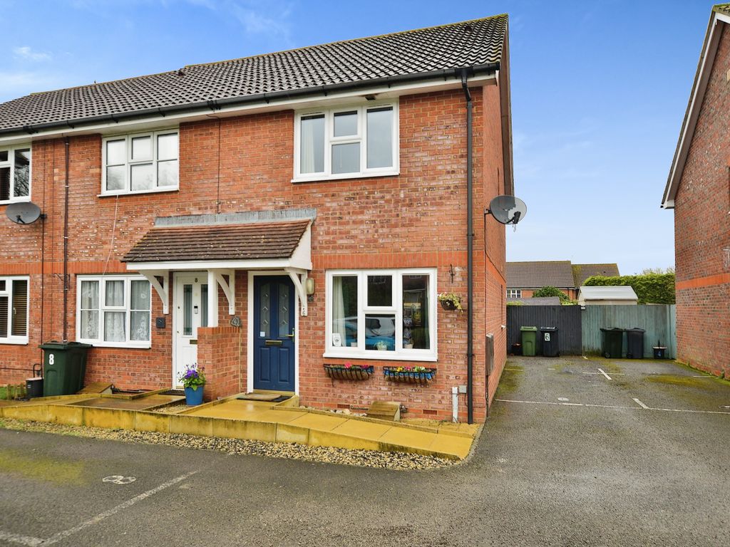 2 bed end terrace house for sale in Lapwing Drive, Kingsnorth, Ashford