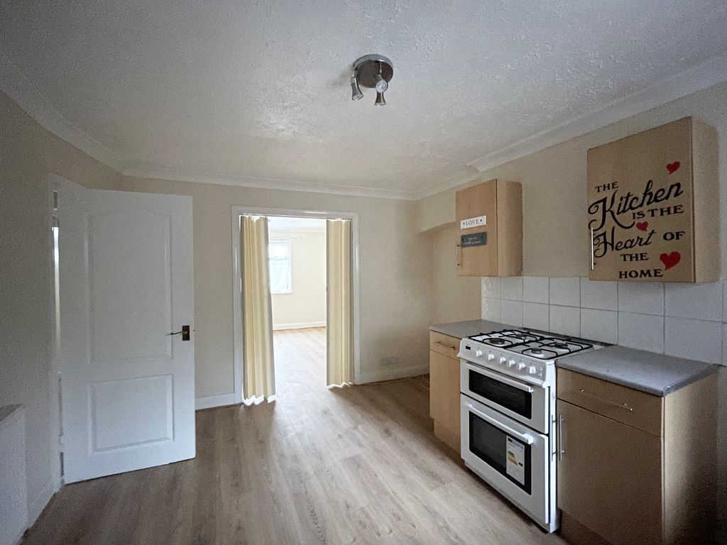 4 bed semidetached house to rent in North Road, South Ockendon RM15, £