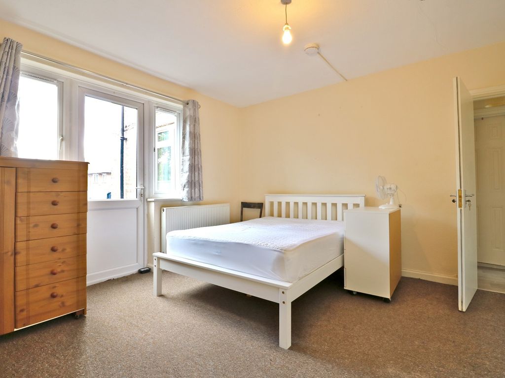 Room to rent in Western Avenue, Acton, London. W3 Zoopla