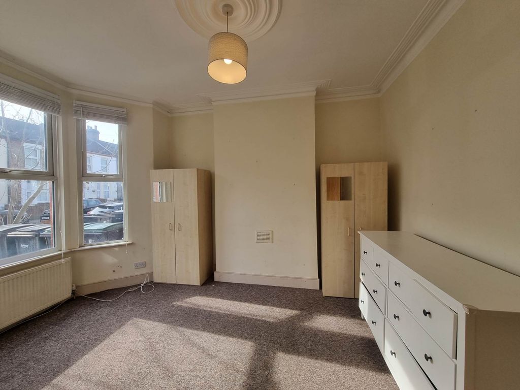 Room to rent in Tynemouth Road, Tottenham Hale N15, £800 pcm Zoopla