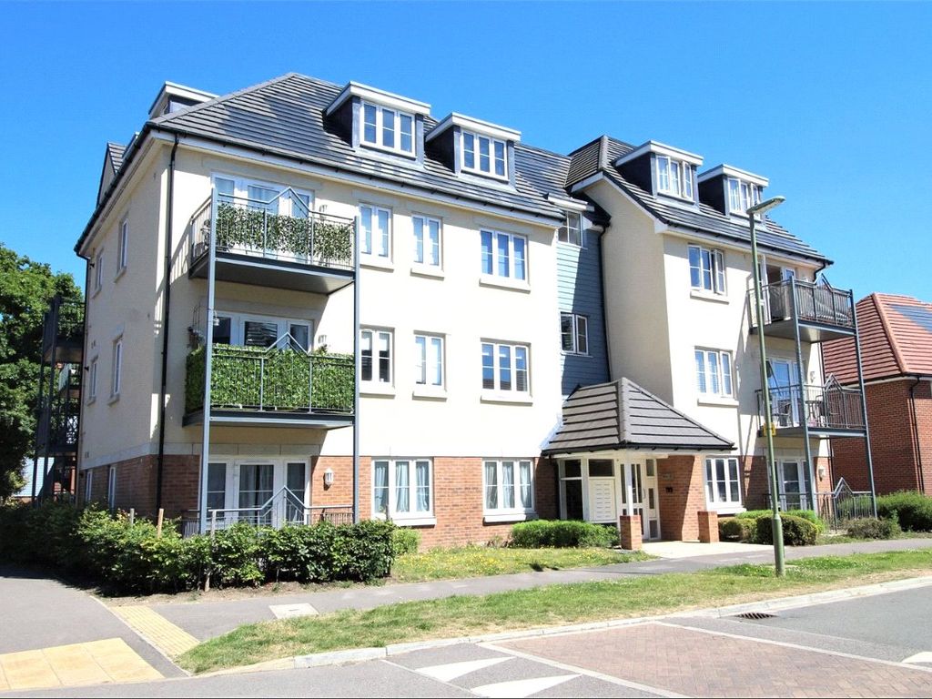 2 bed flat for sale in Barn Avenue, Aldershot GU12, £240,000 Zoopla